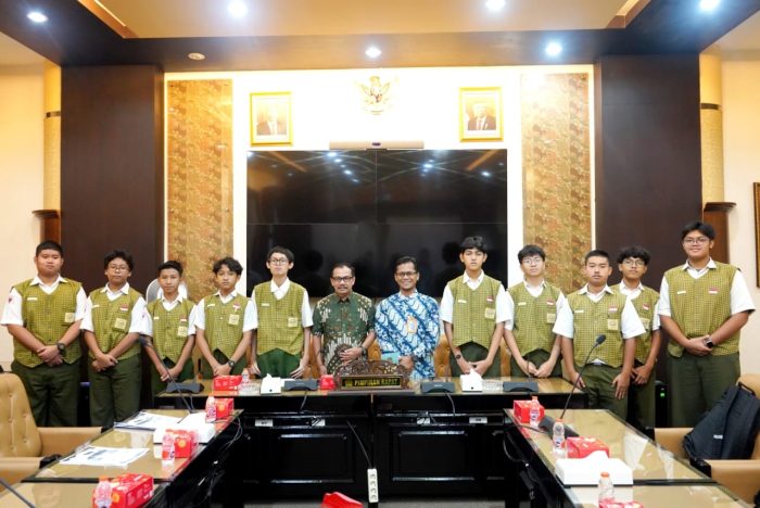 Puluhan pelajar SMP Al-Hikmah Surabaya saat berkunjung di Gedung DPRD Jawa Timur, Kamis (26/9/2024).