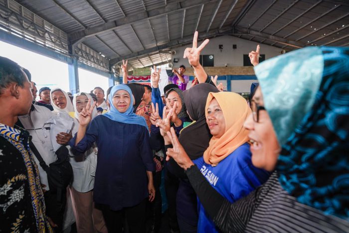 Calon Gubernur Jawa Timur Nomor Urut 2, Khofifah Indar Parawansa menyapa nelayan dan ibu-ibu pekerja bongkar muat kapal dan pemilah ikan di TPI Brondong Lamongan Kamis (26/9/2024).