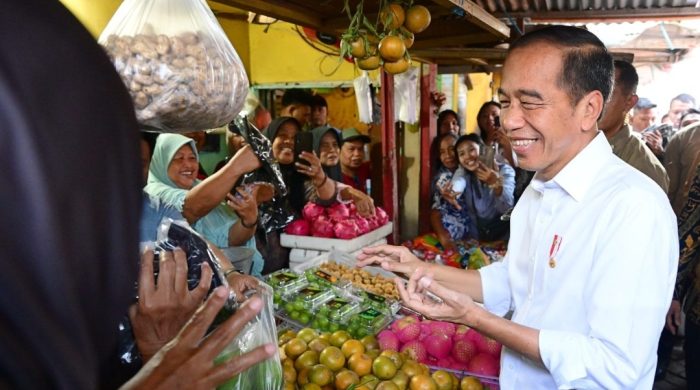Presiden Joko Widodo melakukan kunjungan ke Pasar Dukuh Kupang, Kota Surabaya, Provinsi Jawa Timur, pada Jumat, 20 September 2024. Foto: BPMI Setpres