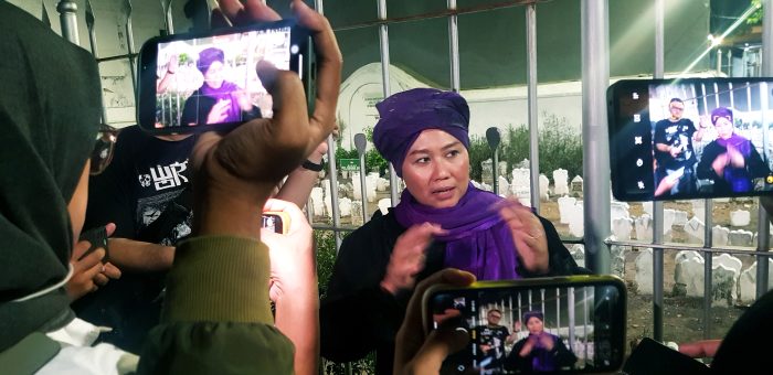 Calon Gubernur Jatim, Luluk Nur Hamidah saat ziarah di makam KH Hasan Gipo selaku Ketua Umum PBNU yang pertama, Senin malam (30/9/2024).