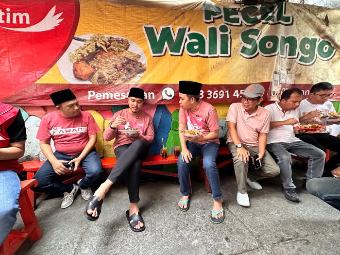 Ketum PSI Kaesang Pangarep bersama Cabup Jember Gus Fawait blusukan ke Jantung Kota Jember, Selasa (1/10/2024).