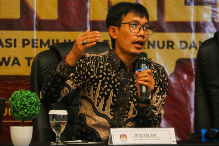 Komisioner KPU Jatim Nur Salam, saat memberikan keterangan di Surabaya, Jumat (11/10/2024).