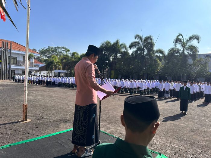 Gus Fawait saat menjadi inspektur upacara Apel dan Kirab Hari Santri Nasional (HPN) di Pondok Pesantren Islam Bustanul Ulum (IBU) Kecamatan Pakusari, Selasa (22/10/2024) pagi.