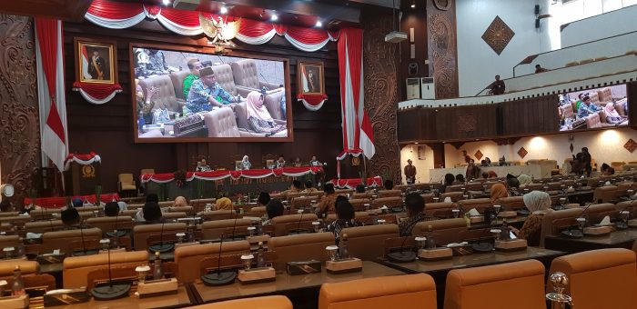 Alyadi Mustofa, Anggota Banggar DPRD Jatim saat melakukan interupsi di rapat Paripurna dengan agenda laporan Banggar terkait Rancangan Peraturan Daerah (Raperda) APBD Tahun Anggaran 2025 berujung interupsi, Sabtu (16/11/2024).