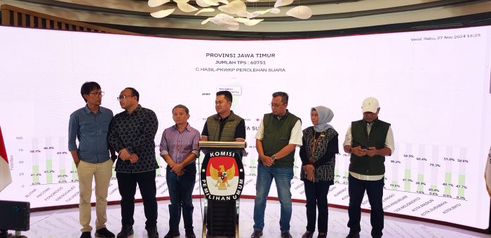 Jajaran Komisioner KPU Jatim saat melaporkan petugas KPPS yang meninggal dunia, Rabu (27/11/2024).