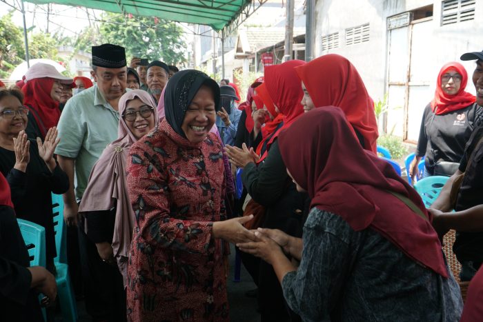 Cagub nomor urut 3 Tri Rismaharini saat kunjungi para pelaku pahlawan ekonomi di Karangpilang, Surabaya, Jumat (15/11/2024).