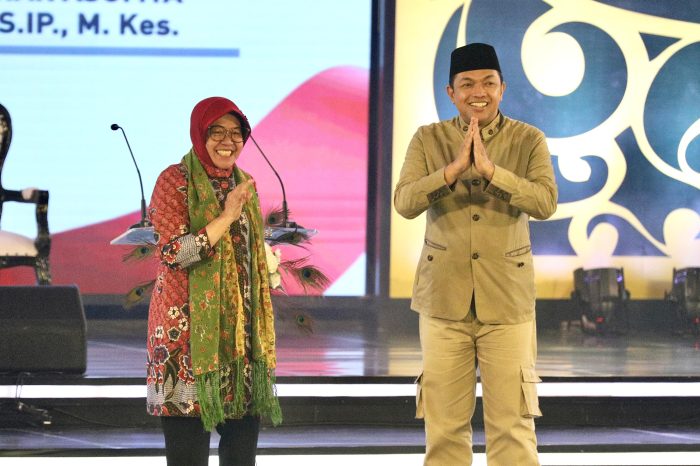 Paslon Risma-Gus Hans saat debat terkhir Pilgub Jatim, Senin malam (18/11/2024).