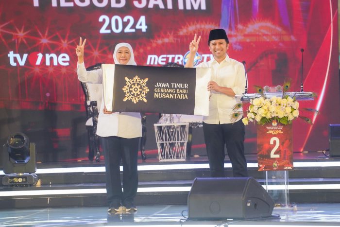 Paslon Khofifah-Emil saat debat terakhir Pilgub Jatim, Senin malam (18/11/2024).
