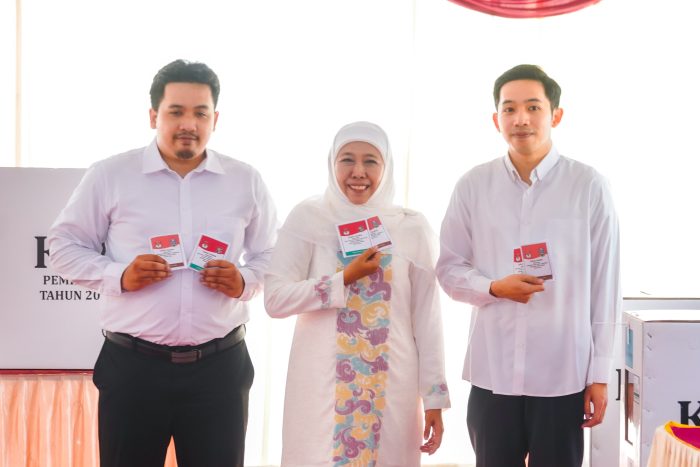 Calon Gubernur Jawa Timur nomor urut 2, Khofifah Indar Parawansa, datang menggunakan hak pilihnya, Rabu (27/11/2024).