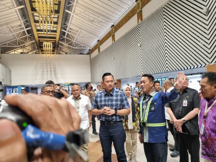 Menko Infrastruktur dan Pembangunan Kewilayahan, Agus Harimurti Yudhoyono (AHY) meninjau Bandara Internasional Juanda, Surabaya, Jumat (20/12/2024).