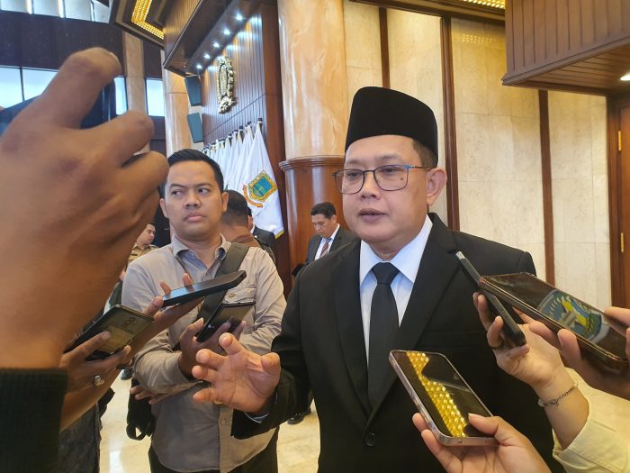 Penjabat (Pj) Gubernur Jawa Timur, Adhy Karyono saat ditemui usai menghadiri rapat Paripurna DPRD Jatim, Senin (6/1/2025).