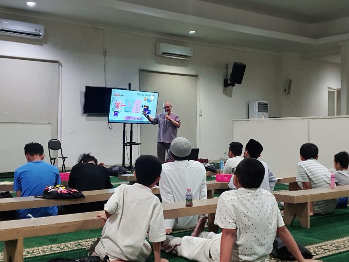 dr. Relly Yanuari Primariawan, Sp.OG-KFER didampingi Ketua TPQ Al-Madani, Ustadz Samsul Alam Jaga saat memberikan wawasan Tarbiyah Pubertas di Masjid Al Madani Pakuwon City, Jumat (17/1) malam.