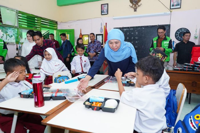 Program Makan Bergizi Gratis Diluncurkan, Khofifah: Upaya Pemenuhan Gizi Generasi Bangsa Bonus Manfaat Ekonomi bagi Masyarakat