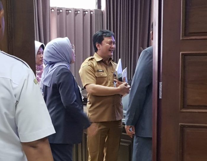 Rapat dengar pendapat (hearing) antara Komisi B DPRD Jawa Timur dan Dinas Peternakan (Disnak) Jatim terkait penanganan wabah Penyakit Mulut dan Kuku (PMK) pada hewan ternak berlangsung tertutup, Senin (6/1/2025).