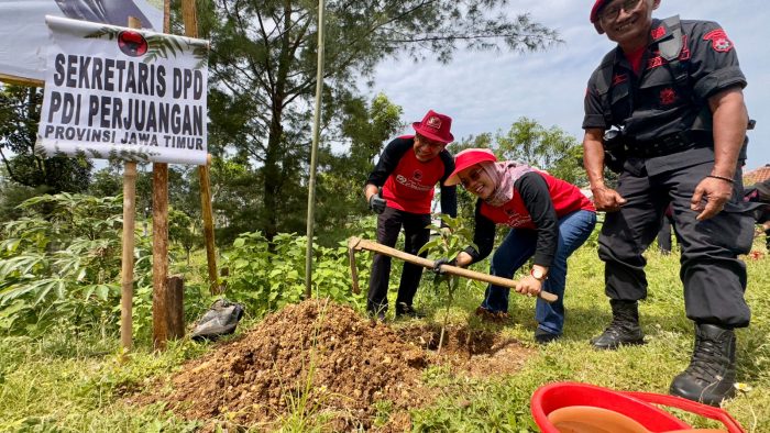 PDIP Jatim Tanam 2.500 Bibit Kopi dan Buah-buahan di Donomulyo Malang