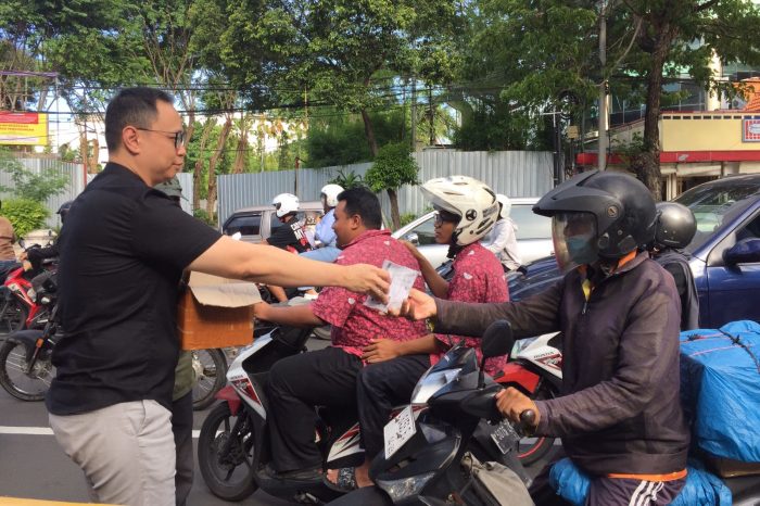 Bagikan Gembok Cakram ke Pengendara, Cara Fraksi PSI DPRD Surabaya Beri Ucapan Selamat untuk Wali Kota Eri Cahyadi