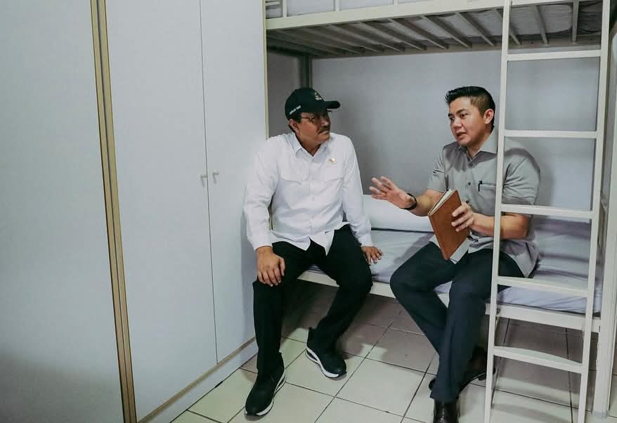 Mensos Gus Ipul dan Seskab Teddy Indra Wijaya meninjau kesiapan Sekolah Rakyat di Sentra Terpadu Pangudi Luhur (STPL) Bekasi, Sabtu (8/3). Sekolah ini menjadi bagian dari 100 Sekolah Rakyat yang akan dibangun tahun ini untuk memastikan anak-anak dari kelu