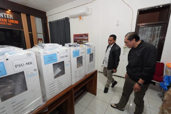 Proses pendistribusian logistik ke empat Tempat Pemungutan Suara (TPS) yang melakukan PSU juga dihadiri Anggota KPU RI Yulianto Sudrajat, serta jajaran KPU Provinsi Jawa Timur.