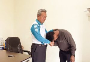 Fadly Alberto Hengga, pemain Timnas Indonesia U-17 meminta doa restu kepada Bapak angkatnya Budiono sebelum bertanding melawan Timnas Yaman di Stadion Prince Abdullah Al Faisal Sport City, Jeddah, Arab Saudi, Senin (7/4/2025) malam.
