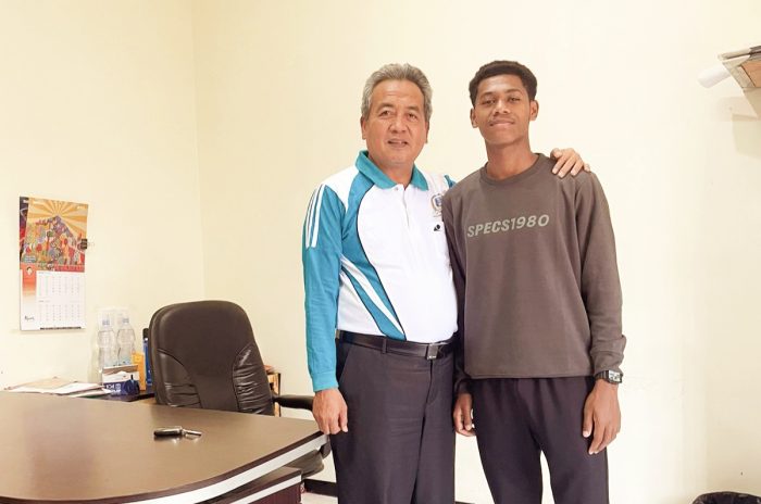 Fadly Alberto Hengga, pemain Timnas Indonesia U-17 meminta doa restu kepada Bapak angkatnya Budiono sebelum bertanding melawan Timnas Yaman di Stadion Prince Abdullah Al Faisal Sport City, Jeddah, Arab Saudi, Senin (7/4/2025) malam.