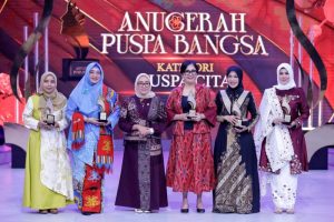 Ning Ghyta Eka Puspita Fawait (kiri) saat menerima penghargaan Anugerah Puspa Bangsa yang diserahkan langsung oleh Menteri Pemberdayaan Perempuan dan Perlindungan Anak, Arifatul Choiri Fauzi, di Gedung Kompas Gramedia, Jakarta, Selasa (15/4/2025) malam.
