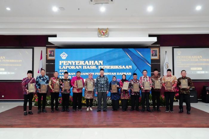 BPK Jatim serahkan laporan hasil pemeriksaan atas laporan keuangan pemerintah daerah tahun 2024 kepada 14 Kabupaten di Jawa Timur, Selasa (27/5/2025). BPK Jatim for Lingkaran.net