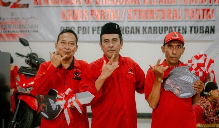 Anggota Fraksi PDI Perjuangan DPRD Jawa Timur, Ony Setiawan (tengah).