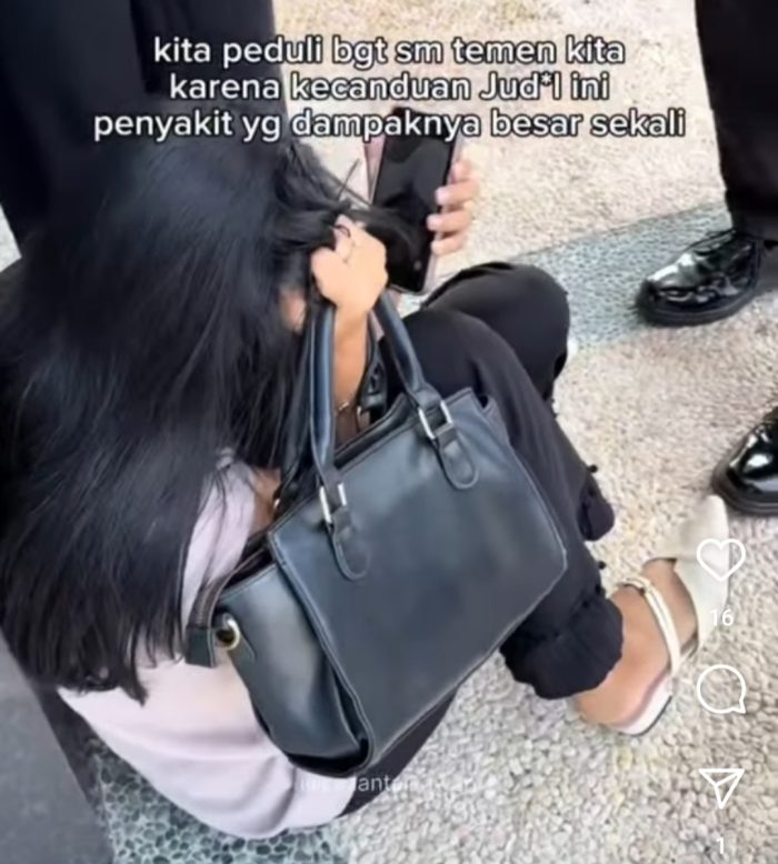 Sosok wanita modis diduga Kecanduan Judol mengamuk saat Dibawa ke RSJ Menur Surabaya (Foto: TikTok)