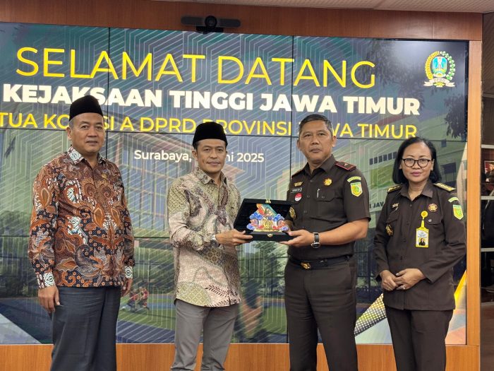 Rombongan Komisi A DPRD Jatim melakukan kunjungan kerja ke Kantor Kejaksaan Tinggi (Kejati) Jawa Timur, Rabu (18/6/2025).