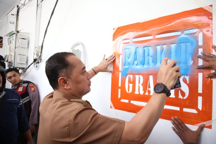 Karena Hal Ini, Wali Kota Surabaya Eri Cahyadi Segel Lahan Parkir Toko Modern di Dharmahusada