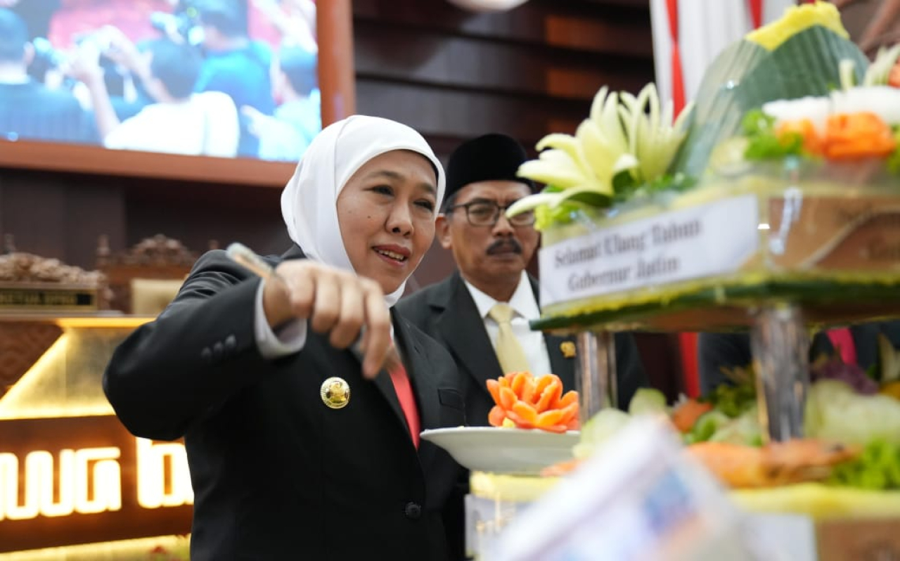 Gubernur Khofifah Indar Parawansa saat merayakan ulang tahun di DPRD Jatim. Dok Humas DPRD Jatim