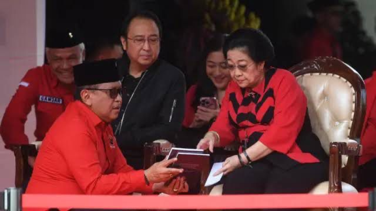 Sekjen PDIP Hasto Kristiyanto dan Megawati. (Foto:
