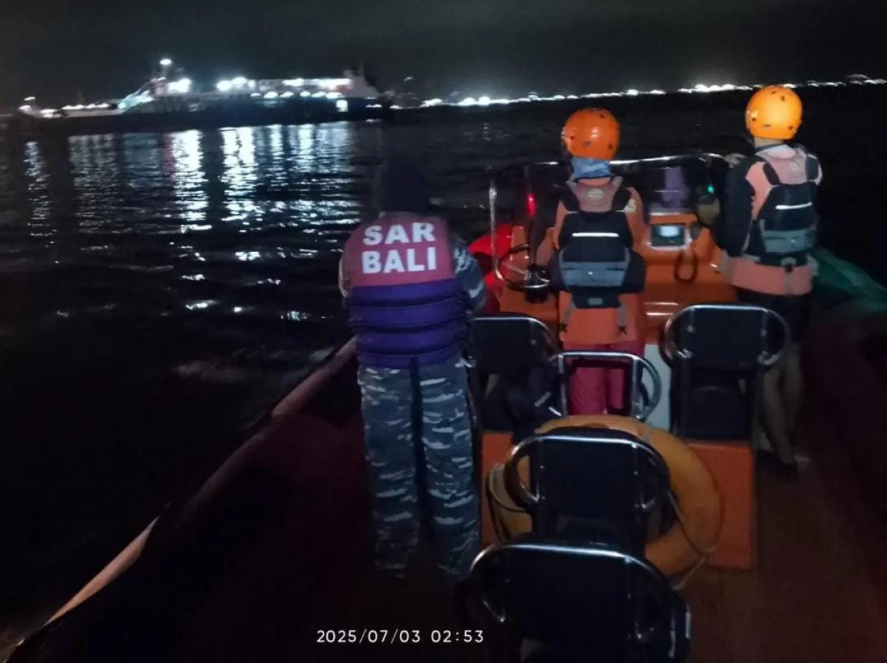 Tim SAR saat melakukan pencarian penumpang KMP Tunu Pratama Jaya. Dok Tim SAR