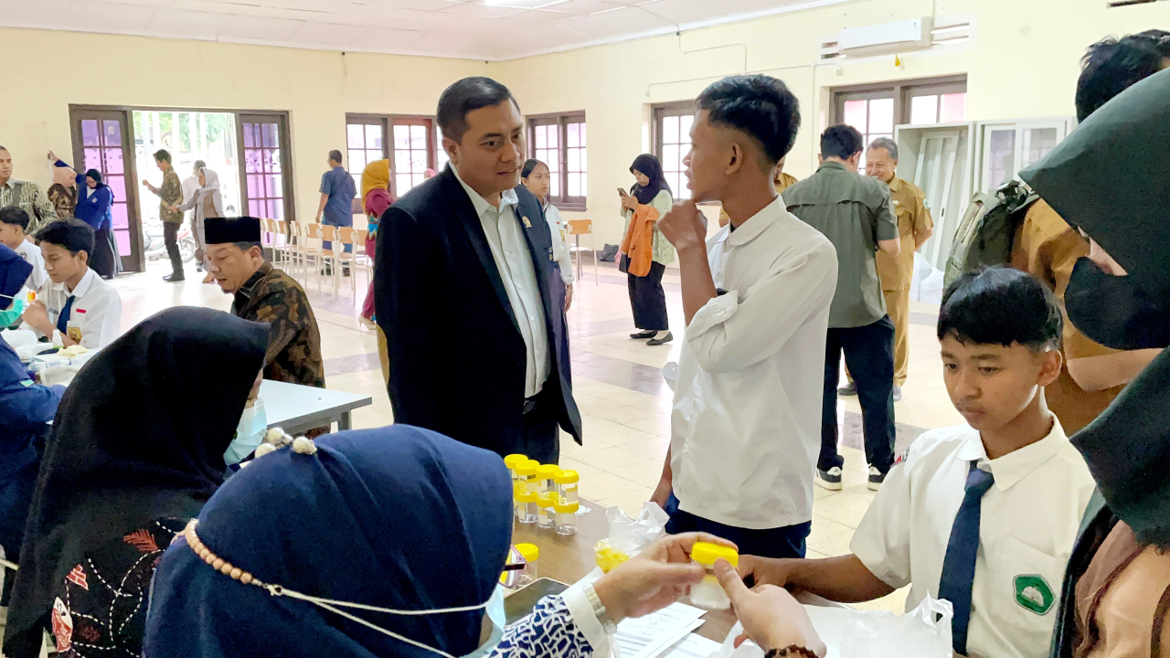Dr. Puguh Wiji Pamungkas, anggota Komisi E DPRD Jatim saat meninjau MPLS di Malang beberapa hari lalu. (Foto: Dr. Puguh for Lingkaran.net)