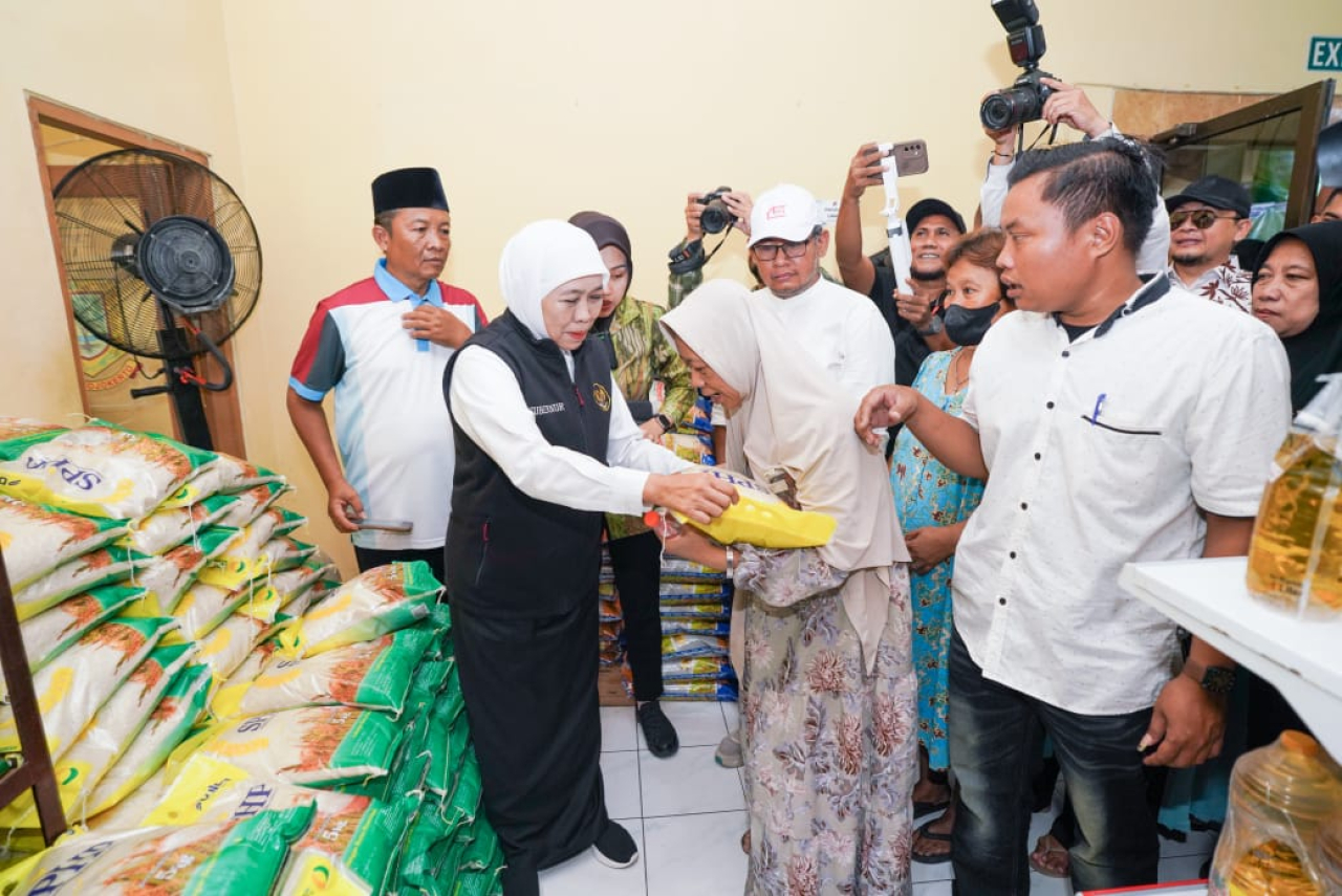 Gubernur Jatim Khofifah Indar Parawansa mengunjungi Koperasi Merah Putih di Kelurahan Miji, Kec. Prajuritkulon, Kota Mojokerto, Minggu (20/7). (Foto: Humas Pemprov Jatim)