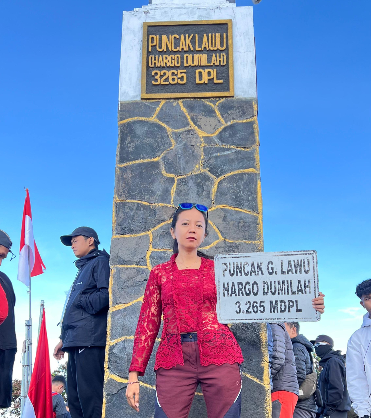 Syska La Veggie saat berada di Puncak Gunung Lawu. (Foto Syska for Lingkaran.net)