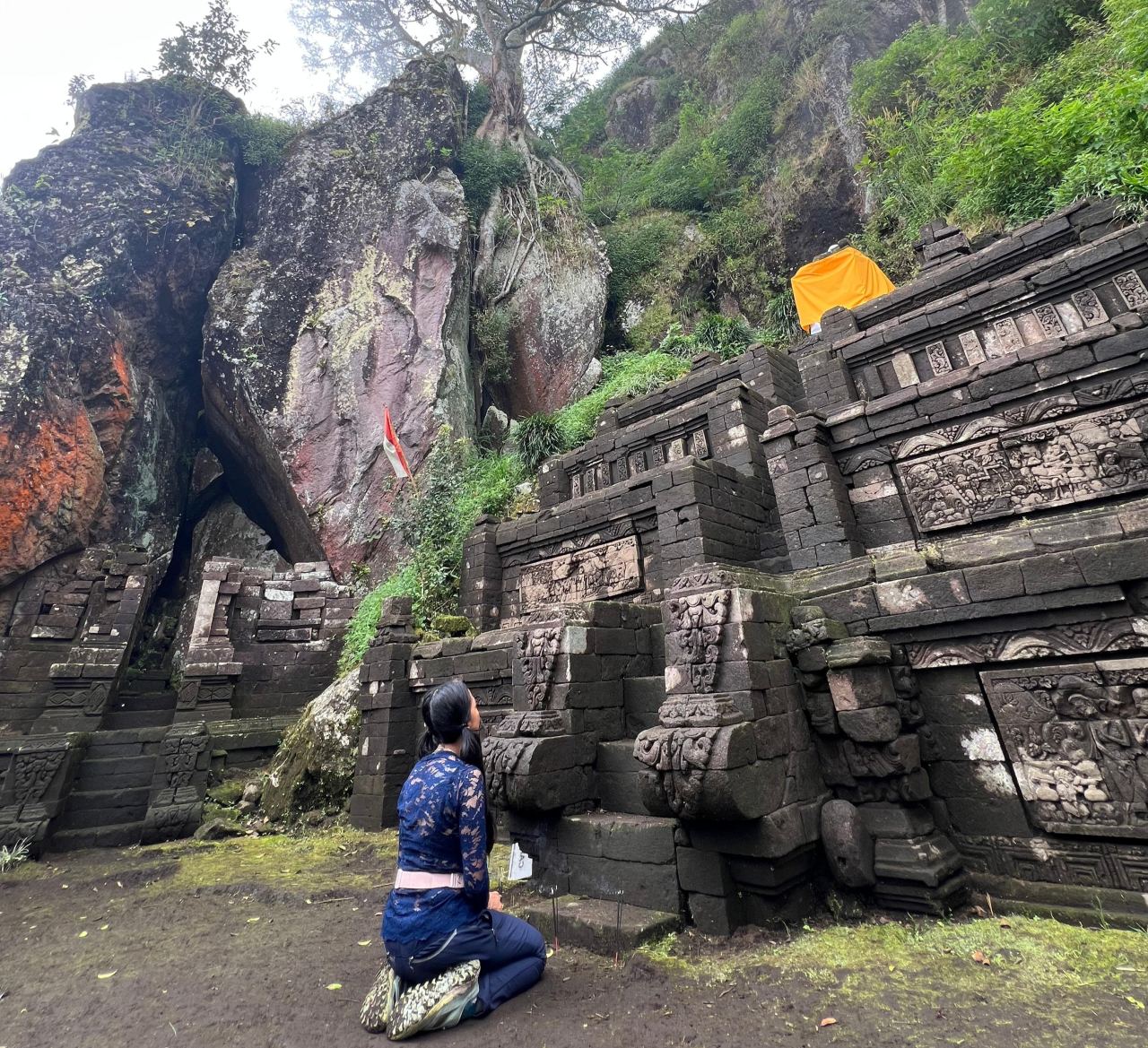 Syska La Veggie saat di Candi Kendalisodo,peninggalan Majapahit di lereng gunung penanggungan. (Foto: Syska for Lingkaran.net)