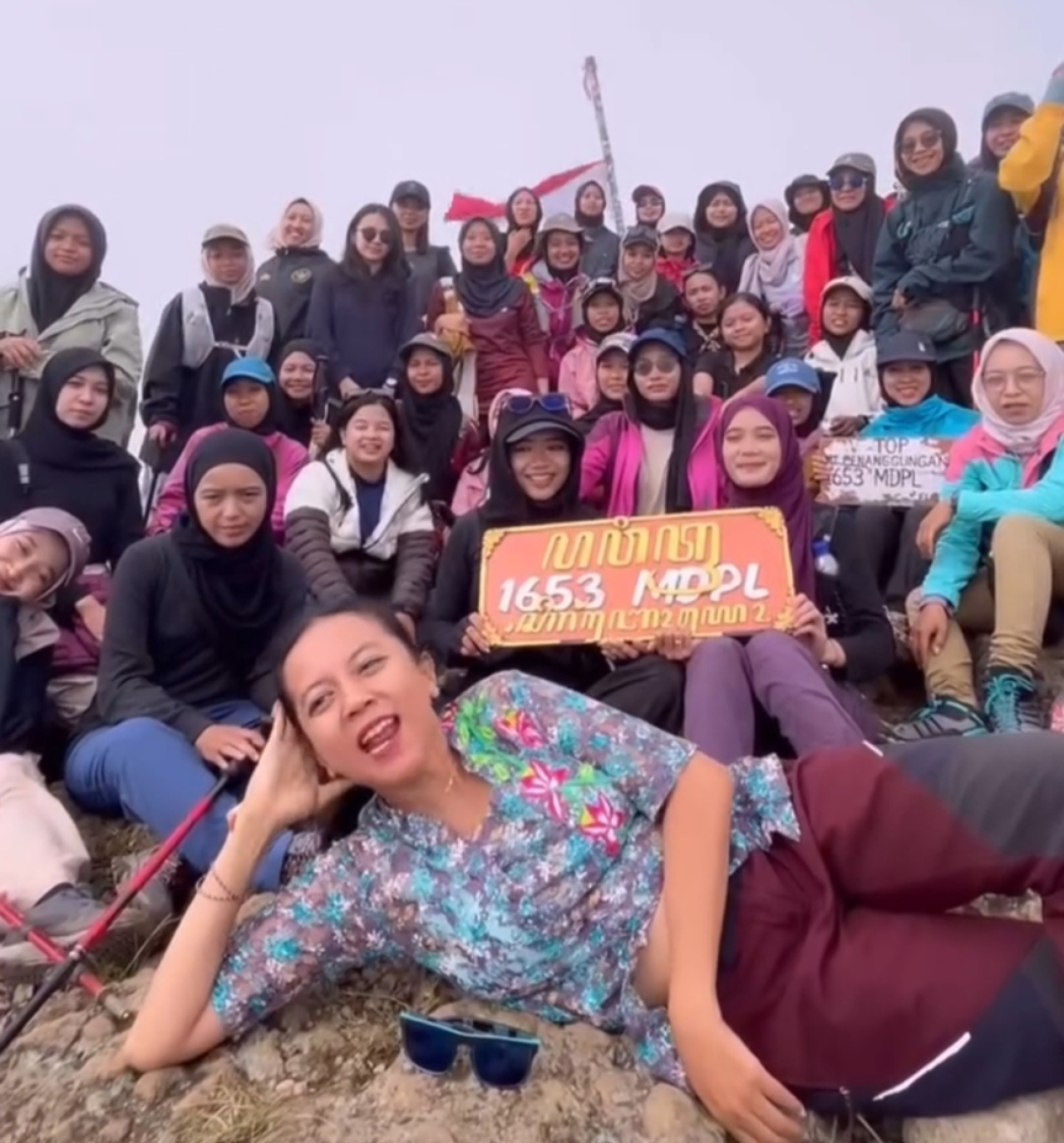 Syska La Veggie bersama rekan komunitasnya di Puncak Pawitra Gunung Penanggungan. (Foto: Syska for Lingkaran.net)