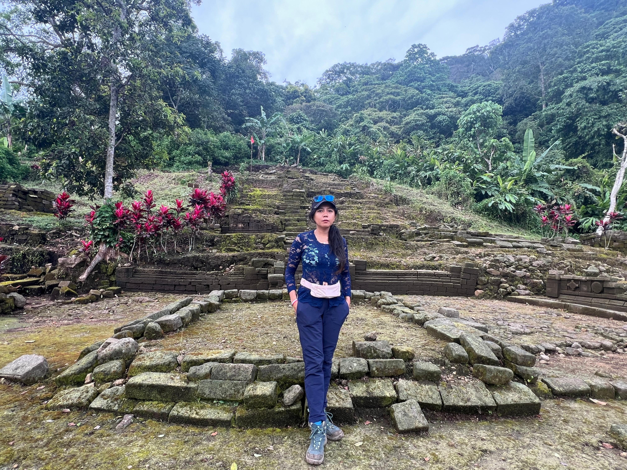 Syska La Veggie saat berada di salah satu candi yang ada di kaki Gunung Penanggungan. (Foto: Syska for Lingkaran.net)