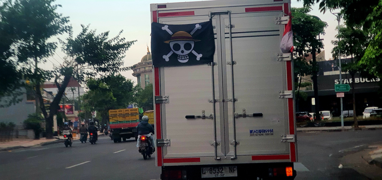 Pikap box kibarkan Bendera One Piece seliweran di Kota Surabaya, Kamis (14/8/2025). (Foto: Alkalifi/Lingkaran.net)