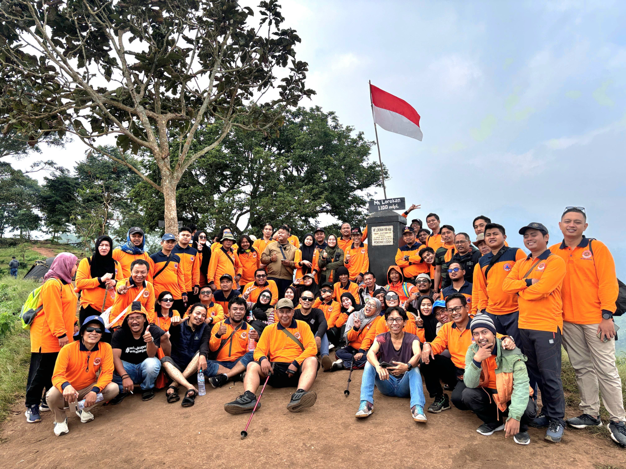 Puluhan jurnalis asal Surabaya saat mendaki Gunung Lorokan Mojokerto bersama BPBD Jatim. (Foto: Humas BPBD Jatim)