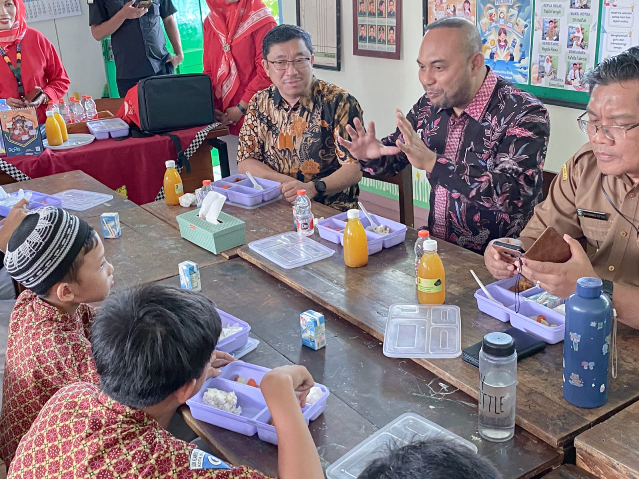 Abdul Halim, Ketua Komisi D DPRD Jawa Timur saat makan bersama pelajar di Surabaya. (Foto: Abdul Halim for Lingkaran.net)