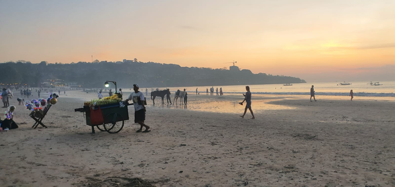 Wisatawan domestik dan mancanegara menikmati sunset di Pantai Jimbaran Bali, Kamis (21/8/2025). (Foto: Alkalifi/Lingkaran.net) 