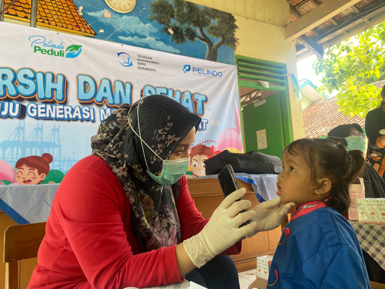 Anak-anak di Cilacap mengikuti pemeriksaan gratis. yang diselenggarakan PT Pelindo. (Foto: Humas Pelindo)