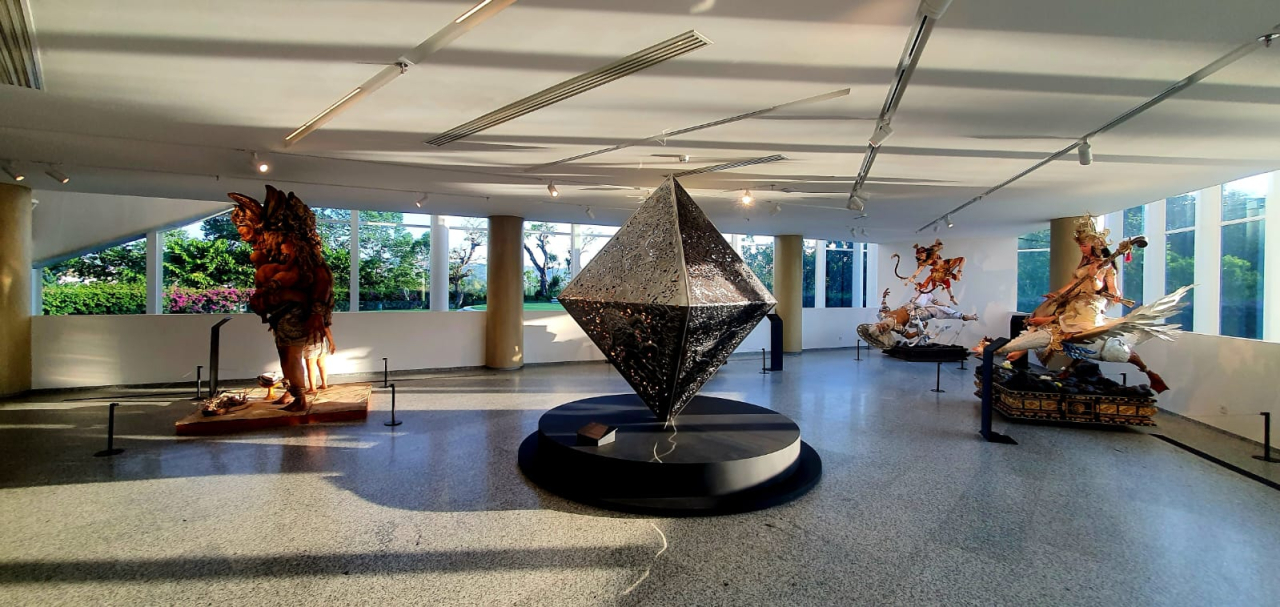 Deretan koleksi di SAKA museum, Ayana Resort & Spa Bali, Kamis (21/8/2025). (Foto: Alkalifi/Lingkaran.net)