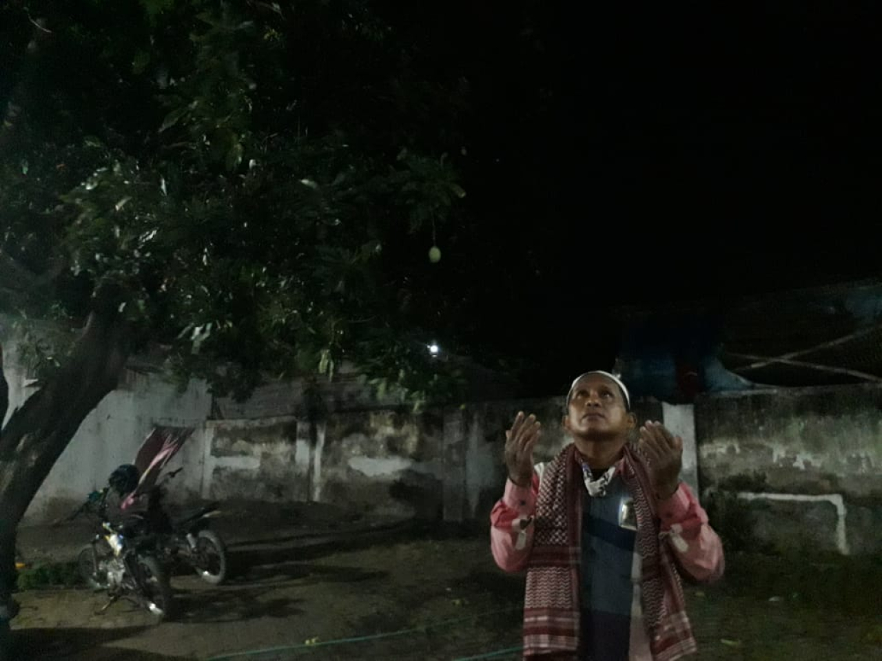 Warga Probolinggo berdoa saat menyaksikan fenomena blood moo. (Foto: M Hidayatullah/Lingkaran.net)