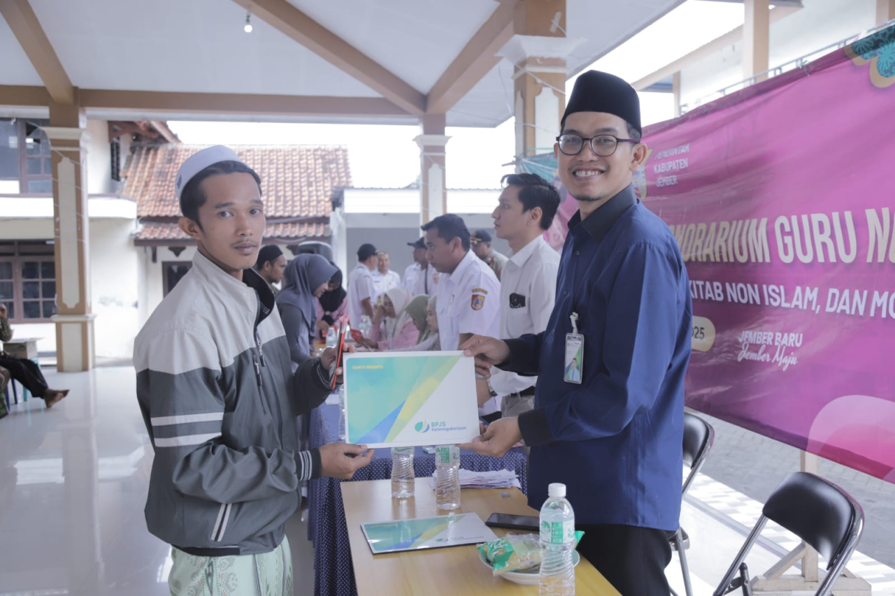 Pemkab Jember menyalurkan honorarium Guru Ngaji di Balai Desa Yosorati, Kecamatan Sumberbaru, Rabu (10/9/2025). (Foto: Kominfo Jember)