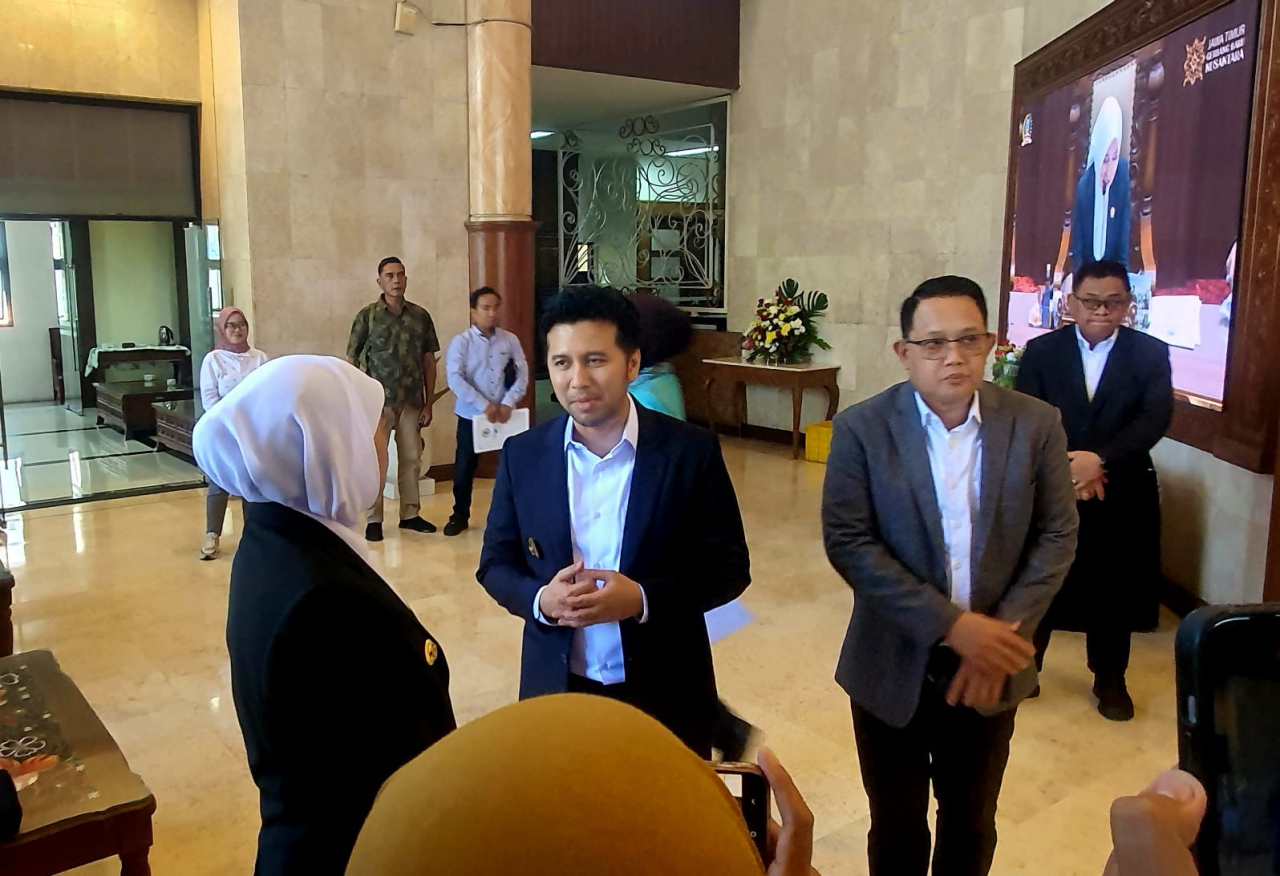 Sekdaprov Jatim Adhy Karyono usai mendampingi Gubernur Khofifah dan Wagub Emil Dardak di Paripurna DPRD Jawa Timur, Rabu (10/9/2025). (Foto: Alkalifi/Lingkaran.net)