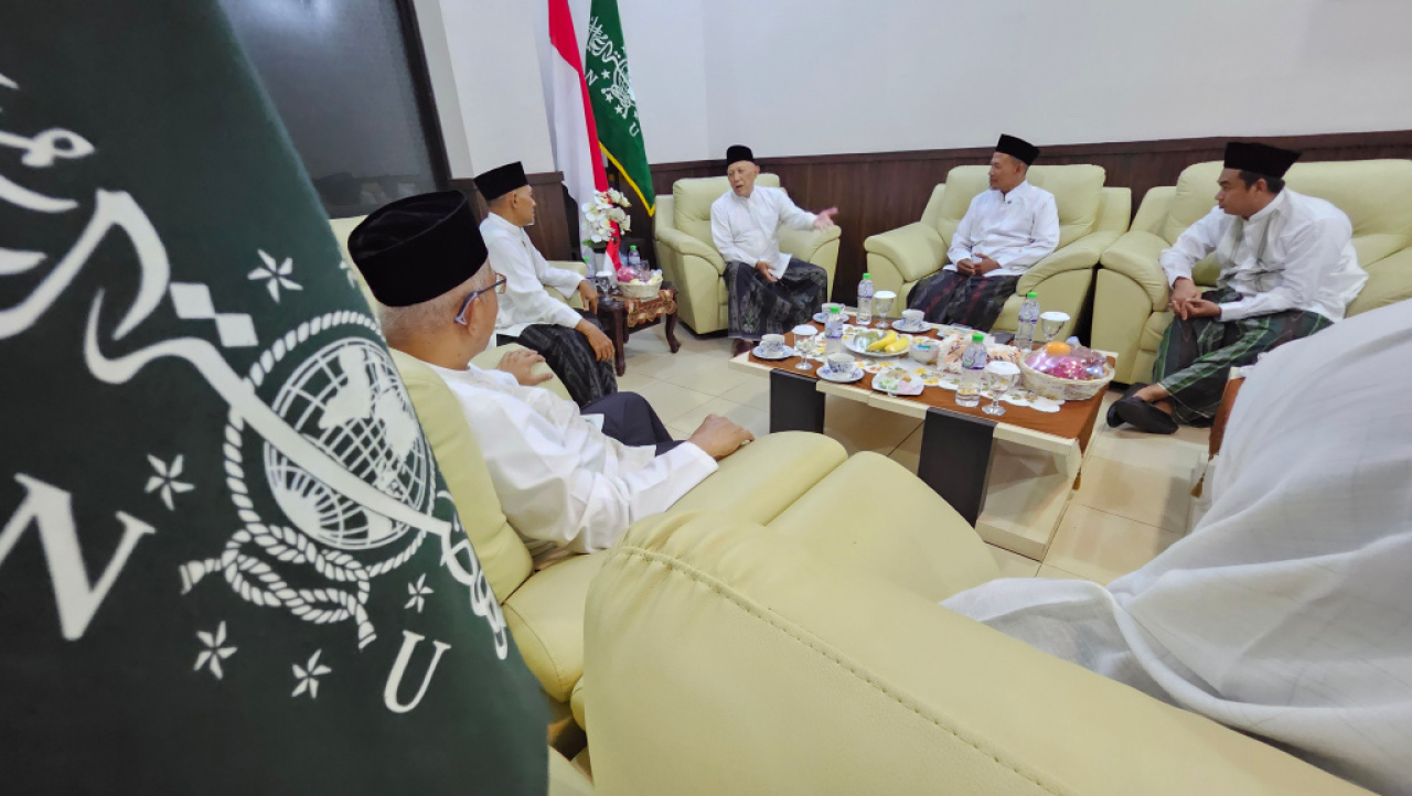 Jajaran pengurus DPW PKS Jawa Timur saat berkunjung di Kantor PWNU Jatim, Selasa (23/9).