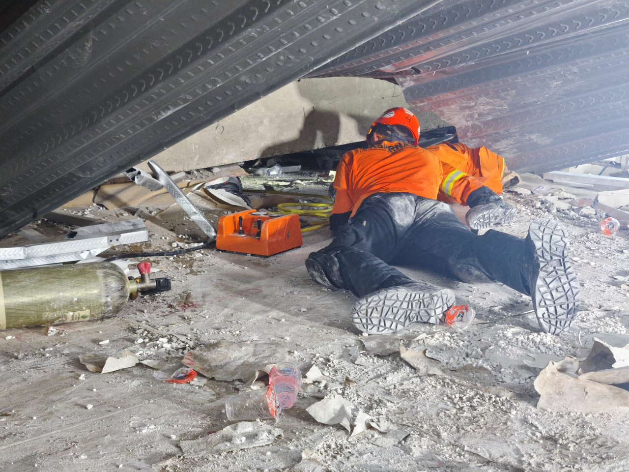 Tim SAR gabungan terus berusaha menyelamatkan korban reruntuhan Ponpes Al Khoziny, Sidoarjo, Selasa (30/9/2025). [Kantor SAR kelas A Surabaya]